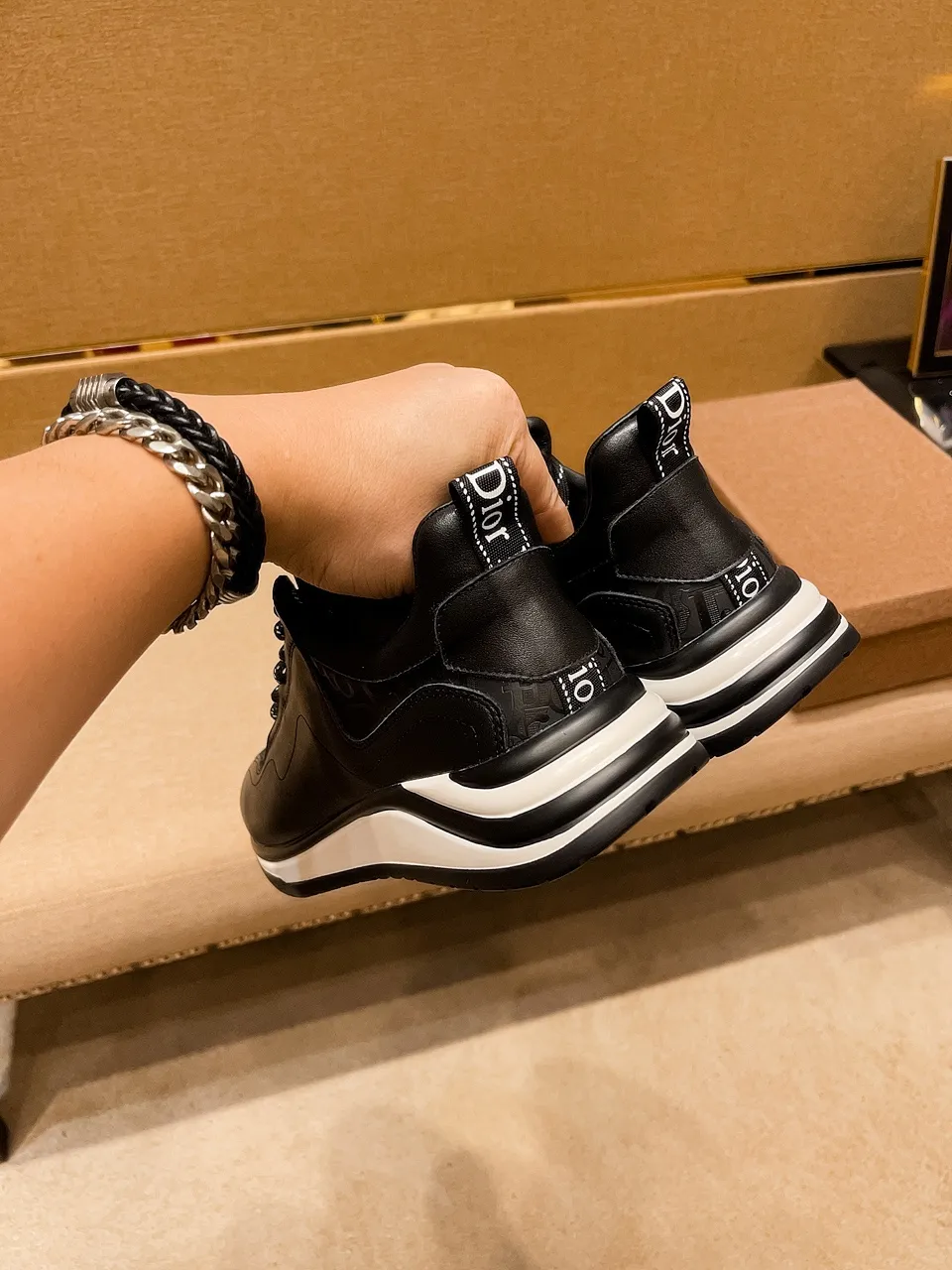 Men's shoes💰 420💰🔥[Dior]🔥High-end brand of men's shoes official website 1:1 latest masterpiece: the upper is made of Italian imported first-layer cowhide with a comfortable and breathable lining➕original non-slip and wear-resistant outsole🔥, making walking more convenient and comfortable! An exclusive new model, a stunning work, a beautiful 1:1 replica [color] compared to the official quality! Create a fashionable personality to set off your uniqueness! A must-have for trendy men! Classic🔥Size: Male 38-44 2⃣️colors available🔥